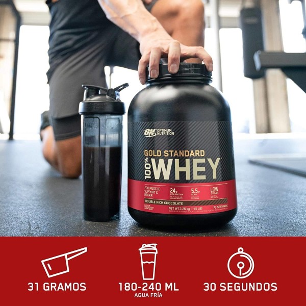 Una imagen de una persona destapando un bote de proteína whey gold standard.